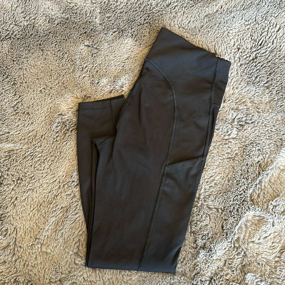 NWOT Athleta Ultimate Stash Pocket 7/8 Tight in black! Size S!